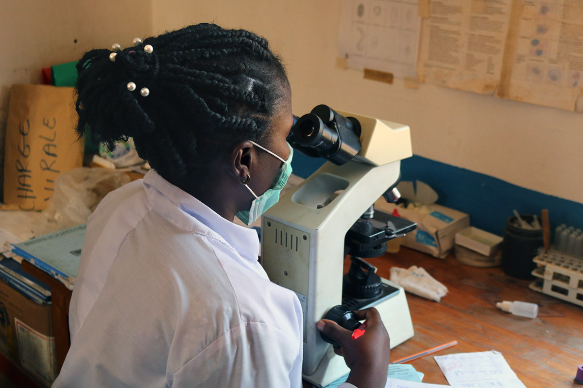 À l'Hôpital Méthodiste Uni d'Uyira, un participant à la formation fait des simulations avec un microscope. Photo de Philippe Kituka Lolonga, UM News.