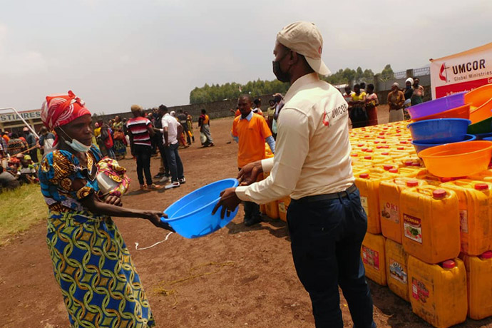 Jean Tshomba distribue des vivres et non-vivres aux survivants de la catastrophe. Photo de Philippe Kituka Lolonga, UM News.