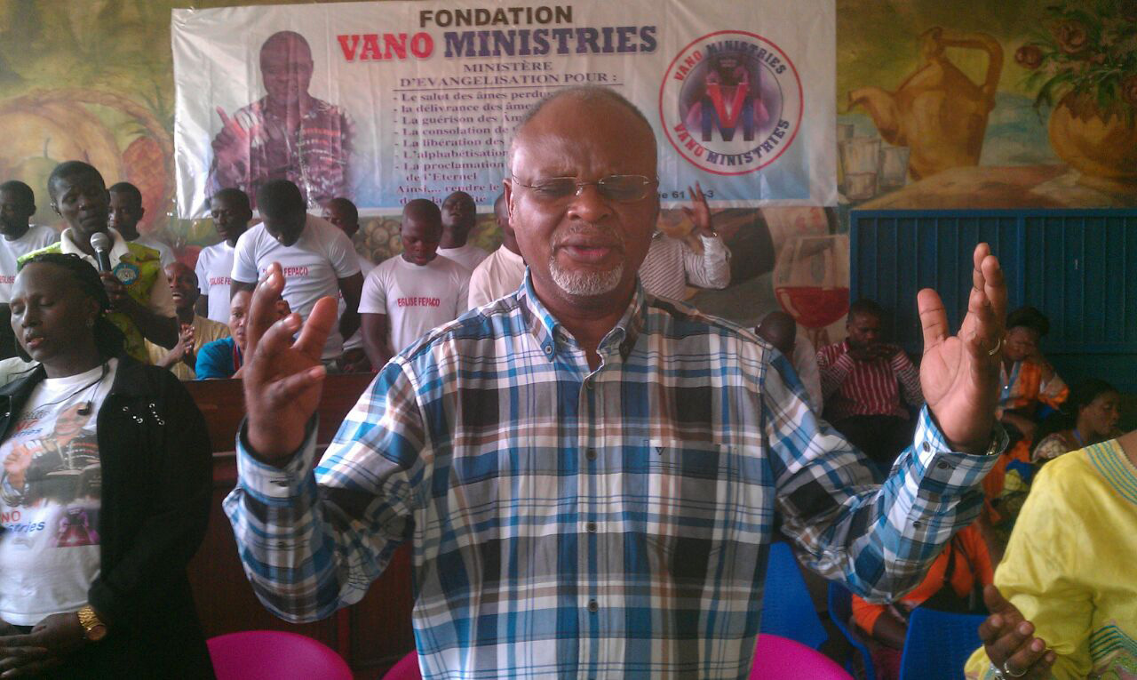 Vano Kalembe Kiboko, evangeliste laique wa Kanisa ya Methodiste ana lomba mu gerezani ya Jamhuri ya Kidemokrasia ya Congo. Ari ongoza watu mingi na wari amini Yesu Kristu pale aliwa mu buloko.