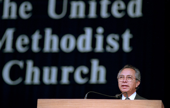 O Bispo Elias Galvan apresenta o novo hinário em espanhol na Conferência Geral de 1996 em Denver. Galvan presidiu a comissao do hinário de 18 pessoas. Foto de arquivo por Mike DuBose. Notícias da UM.