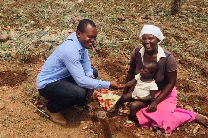 Le révérend César Lodiha Akoka rend visite à l’une des veuves qu’il aide grâce à son club de Volontaires en Mission créé à Africa University à Mutare, au Zimbabwe. Photo de Chenayi Kumuterera, UM News.