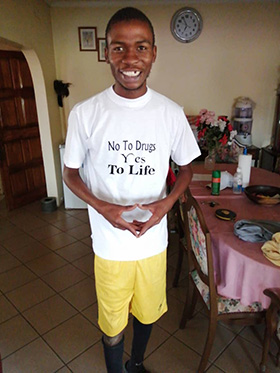 Tafadzwa Chikwanha, un ancien toxicomane, porte une chemise affichant la devise de l’académie : « Non à la drogue, oui à la vie. » Photo avec l’aimable autorisation de Raymond Maravi.