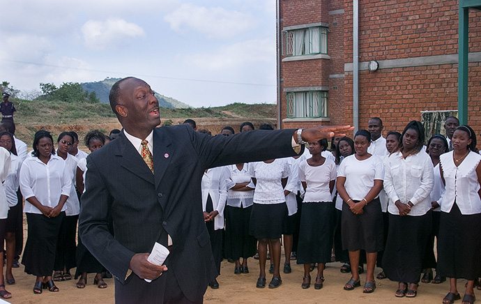 James Salley dirige um culto de dedicação do Pavilhão de Residencial da South Indiana na África University em Mutare, Zimbabwe, durante a celebração do 10º aniversário da escola em 2002. Foto de arquivo de Mike DuBose, Noticias da MU.