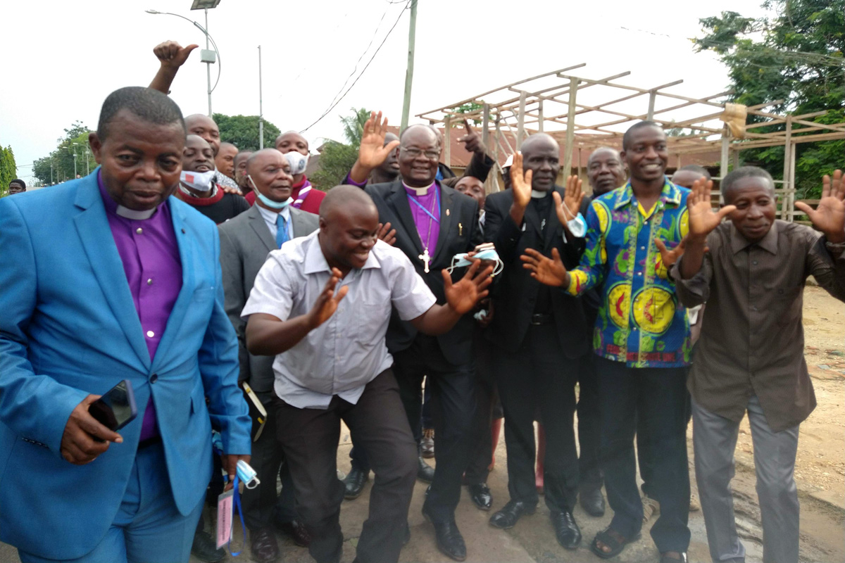 L'Evêque Unda entouré de quelques responsables laïcs et clergés après l'élection. Au premier plan à gauche, un évêque protestant. L'élection de l'évêque Unda à la tête de l'Église du Christ au Congo est un motif de soulagement pour de nombreux clergés et laïcs de l'est du Congo. Photo de Judith Osongo, UM News.