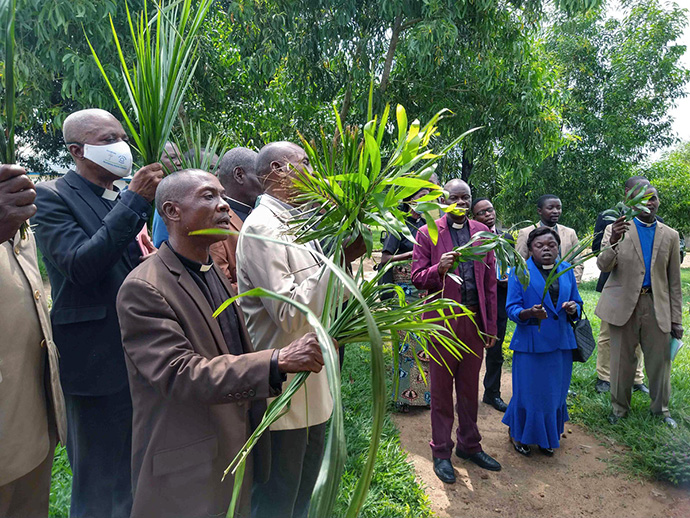 Quelques pasteurs méthodistes unis de l'Est du Congo célèbrent l'élection de l'évêque Unda à son arrivée au bureau épiscopal de la Mission Lokole. Photo de Judith Osongo, UM News.