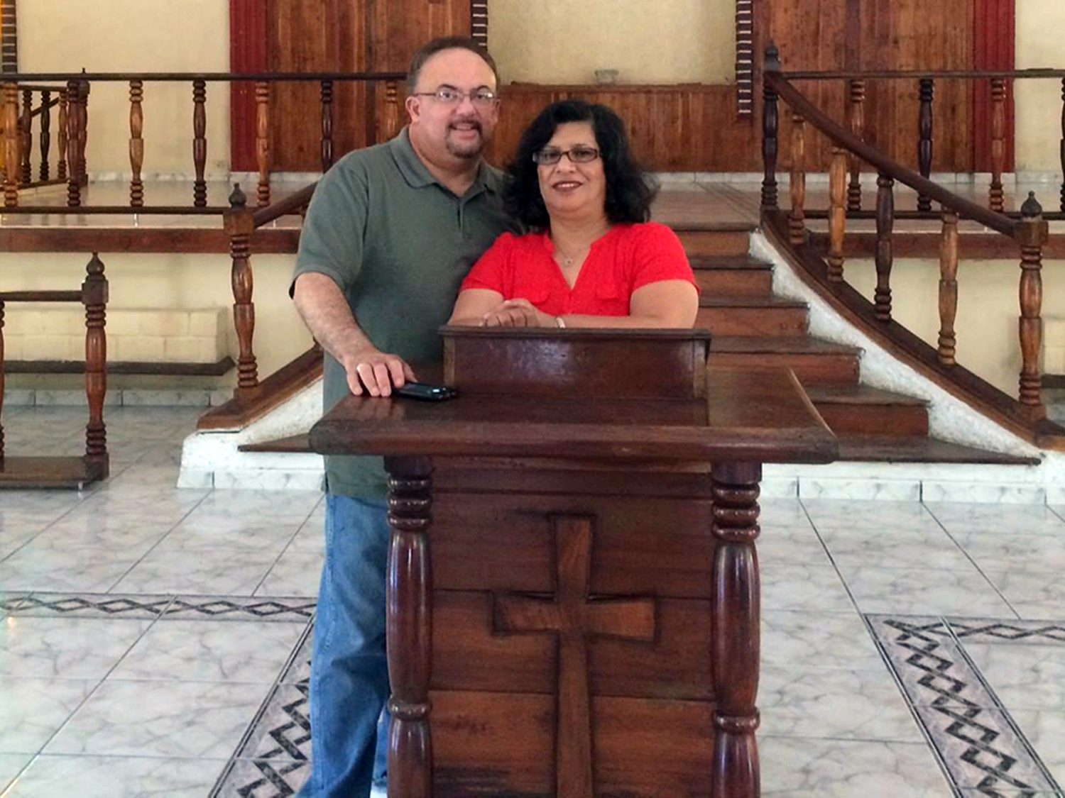 Junto a su esposo, el Rev. Irving Cotto, en la capilla del Campamento Canaan de la Iglesia Metodista de Cuba, en Villa Clara. Foto cortesîa de la Revda. Lucrecia Cotto.