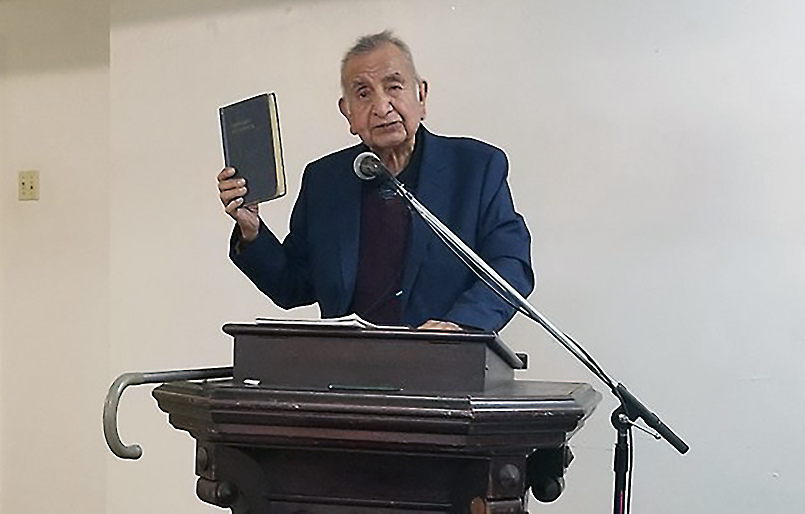 El Rev. Isabel ”Chabelo” Gómez sostiene el primer himnario que utilizó la Conferencia Anual de Río Grande. Foto cortesía de la Conferencia Anual del Norte de Tejas.