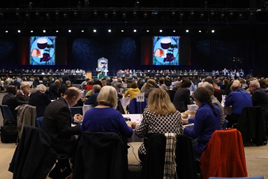 세인트루이스에서 열린 2019 특별총회에서 총회 대의원들이 손을 잡고 기도하고 있다.  연합감리교인들은 이미 두 번이나 연기된 총회가 예정대로 8월 29일부터 9월 6일까지 미니애폴리스에서 진행될  것인지에 대한 결정을 기다리고 있다. 사진, 케이틀린 베리, 연합감리교뉴스. 세인트루이스에서 열린 2019 특별총회에서 총회 대의원들이 손을 잡고 기도하고 있다.  연합감리교인들은 이미 두 번이나 연기된 총회가 예정대로 8월 29일부터 9월 6일까지 미니애폴리스에서 진행될  것인지에 대한 결정을 기다리고 있다. 사진, 케이틀린 베리, 연합감리교뉴스.