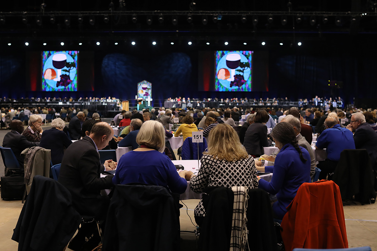 Delegados/as oran durante la Conferencia General Especial de 2019 en San Luis. El pueblo metodista unido está a la espera de noticias sobre si la Conferencia General 2020, pospuesta dos veces por la pandemia, puede realizarse según lo programado del 29 de agosto al 6 de septiembre en Mineápolis. Foto de archivo de Kathleen Barry, Noticias MU.