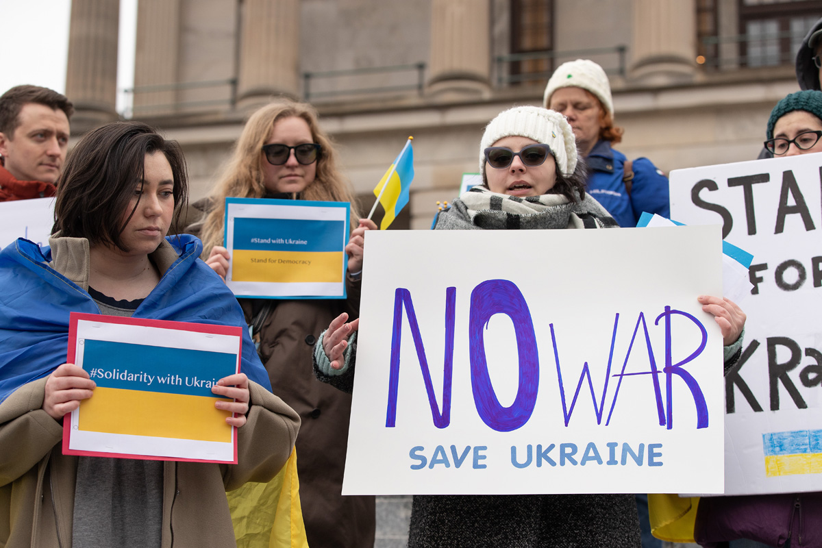 지난 2월 25일, 내쉬빌에 소재한 테네시 주 청사 계단에 우크라이나 이민자들과 우크라이나 지지자들이 평화 기도회를 위해 모여 있다. 사진, 마이크 두보스, 연합감리교뉴스.