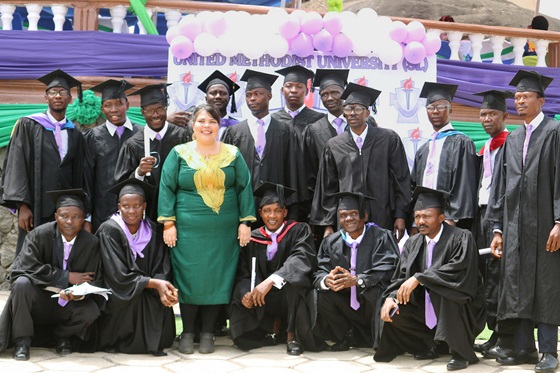 Un groupe représentatif des étudiants qui ont obtenu leur diplôme le 26 février à l’Université Méthodiste Unie de Sierra Leone. Photo de Phileas Jusu, UM News.