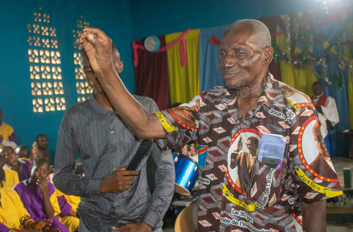 Shaku Tunda, le petit-fils du chef qui a accueilli les missionnaires Méthodistes Unis à Tunda, en RDC, montre une bague qui symbolise l’alliance conclue entre l’Église et son grand-père, le chef Kasongo Tunda. (Shaku) Tunda, qui est également le petit frère de l’actuel chef coutumier Prosper Tunda Lukali, a maintenu l’alliance entre sa famille et les missionnaires américains pendant 62 ans. Photo de Chadrack Londe, UM News.