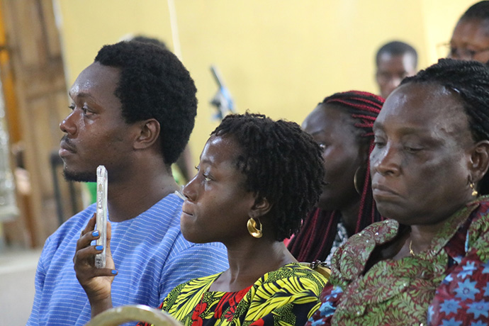 John K. Yambasu Jr. et d’autres membres de la famille de feu l’évêque John K. Yambasu assistent à un culte du souvenir et de la résurrection à Bo, en Sierra Leone. L’évêque Yambasu a reçu la plus haute distinction pour la paix du Conseil Méthodiste Mondial lors de la 142e session annuelle de la Conférence de Sierra Leone. Photo de E Julu Swen, UM News.