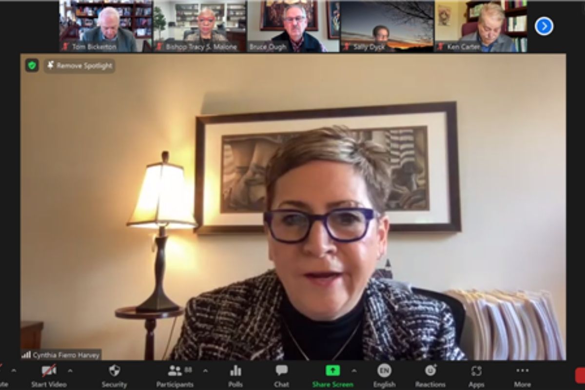 La Obispa Cynthia Fierro Harvey presidenta del Concilio de Obispos/as, se dirige a la reunión de obispos/as del 15 de marzo realizada a través de zoom. Captura de pantalla del Concilio de Obispos/as.