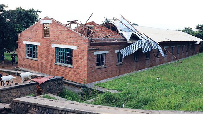 Un dortoir de filles de la Mission Méthodiste Unie de Mulungwishi fait partie des bâtiments endommagés par une tempête le 8 mars. La mission, située dans la Région Épiscopale du Sud-Congo, abrite une école pour femmes, une clinique médicale, des écoles primaires et secondaires et la première Université Méthodiste Unie du Congo. Photo de John Kaumba, UM News.