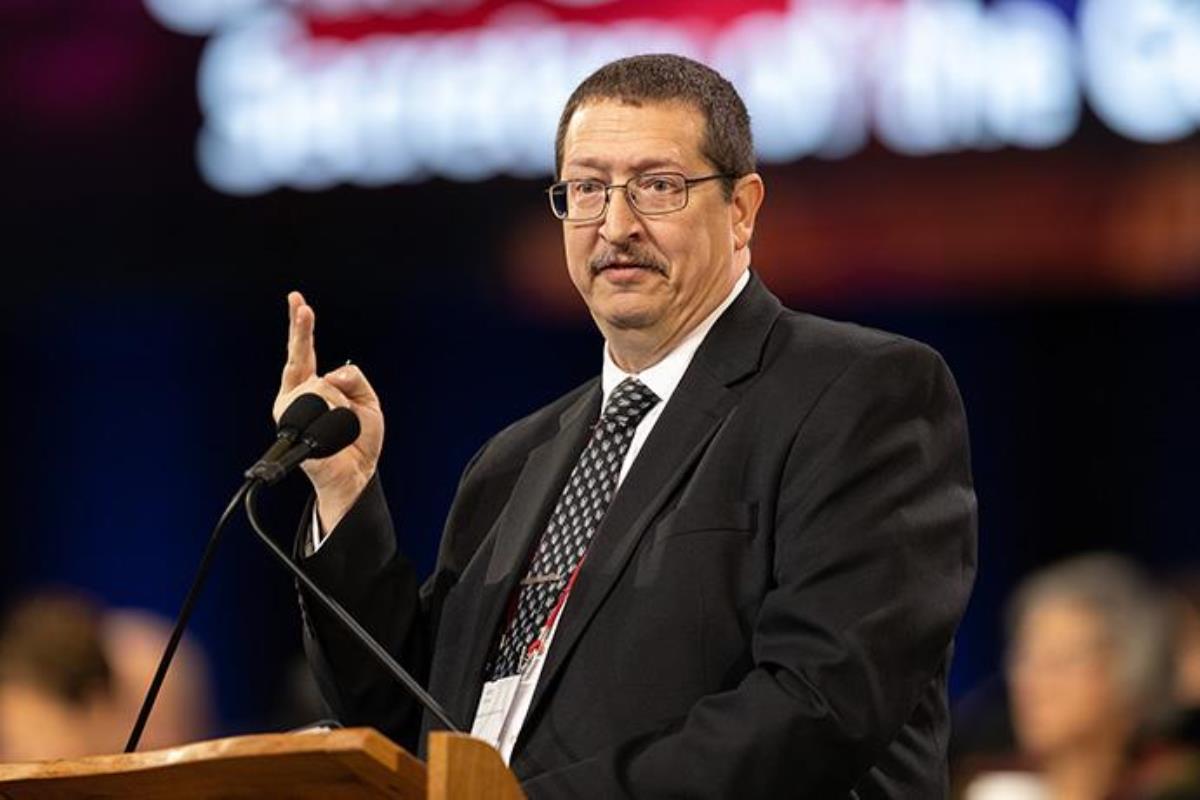 The Rev. Gary Graves gives instructions to delegates during the 2019 United Methodist General Conference in St. Louis. General Conference organizers are forming two teams to look at visas and logistics in hopes of preventing further delay of the denomination’s top lawmaking assembly after its postponement to 2024. Graves is General Conference secretary. File photo by Mike DuBose, UM News.