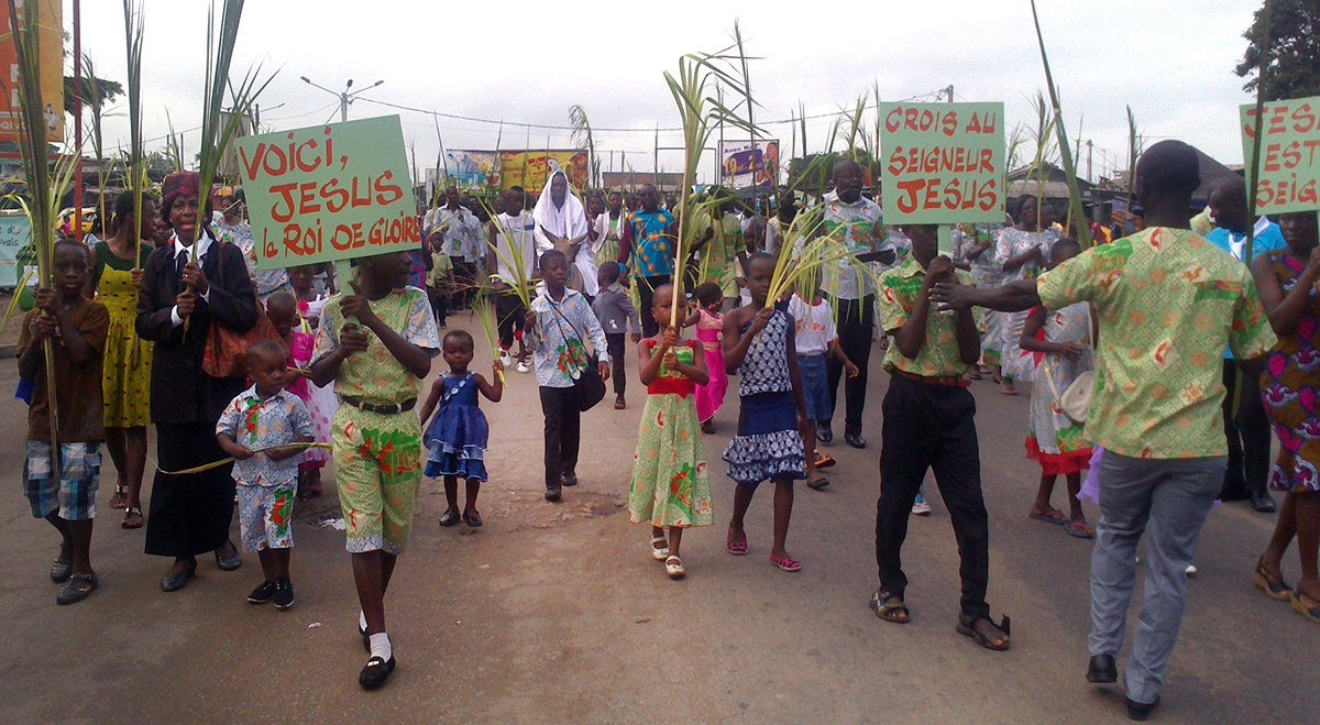 Des foules brandissant des branches de palmier défilent dans les rues de Port-Bouët, en Côte d’Ivoire, le dimanche des Rameaux/de la Passion. Cette scène joyeuse est répétée dans tout le pays par les Méthodistes Unis et les Catholiques ivoiriens. Photo d’Isaac Broune, UM News.