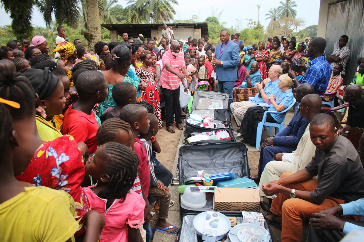 L’Évêque Méthodiste Uni Daniel Lunge préside la cérémonie de remise du matériel de cuisine offert par l’église Lake Daeton au Foyer social Maman Tola en présence des jeunes filles-mères pensionnaires de ce centre et quelques habitants de la mission de Diengenga. Photo de François Omanyondo, UM News.