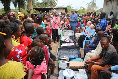 L’Évêque Méthodiste Uni Daniel Lunge préside la cérémonie de remise du matériel de cuisine offert par l’église Lake Daeton au Foyer social Maman Tola en présence des jeunes filles-mères pensionnaires de ce centre et quelques habitants de la mission de Diengenga. Photo de François Omanyondo, UM News. L’Évêque Méthodiste Uni Daniel Lunge préside la cérémonie de remise du matériel de cuisine offert par l’église Lake Daeton au Foyer social Maman Tola en présence des jeunes filles-mères pensionnaires de ce centre et quelques habitants de la mission de Diengenga. Photo de François Omanyondo, UM News.