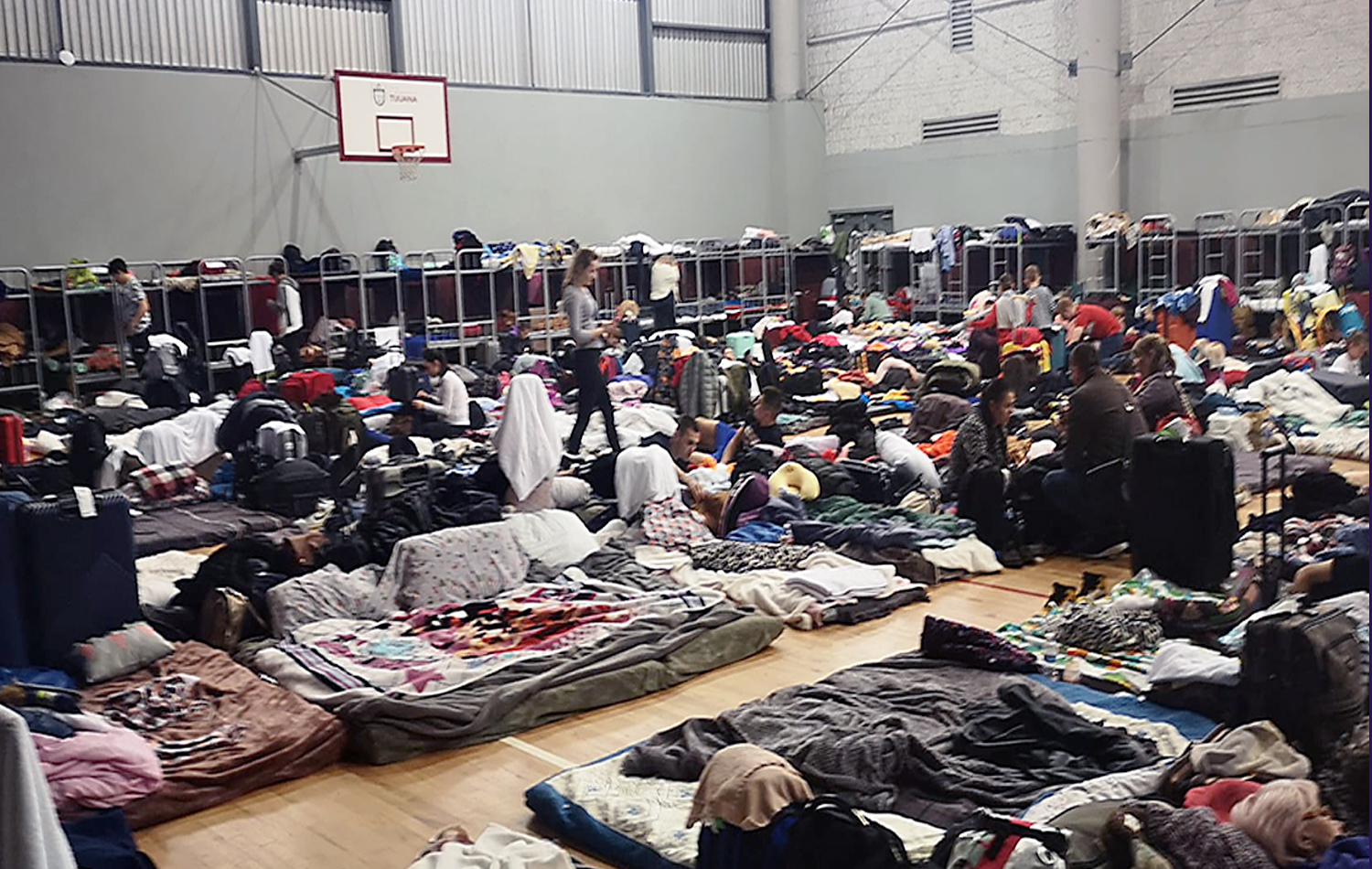 Las autoridades de la ciudad de Tijuana han dispuesto las facilidades de un gimnasio cubierto muy cercano al punto fronterizo de San Ysidro, donde se han alojado provisionalmente a más de 1800 personas provenientes de Ucrania, mientras esperan la tramitación de su ingreso a los EE.UU. Los trámites están demorando entre tres y cuatro días. Foto cortesía del Obispo Felipe Ruiz, Iglesia Metodista de México A.R.