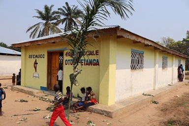 Vue extérieure de l’église locale d’Otohe construite par le Docteur Wembonyama Kitima et son épouse Rose. Photo de François Omanyondo, UM News. Vue extérieure de l’église locale d’Otohe construite par le Docteur Wembonyama Kitima et son épouse Rose. Photo de François Omanyondo, UM News.