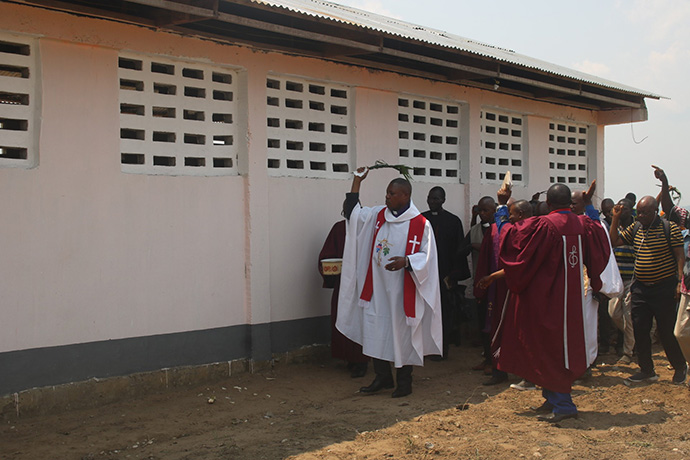 L’Evêque Daniel Lunge bénit l’église locale d’Ongongo. La construction de cette église locale a été financée par Marc Mukoie et sa sœur Marie-Jeanne. Photo de François Omanyondo, UM News.