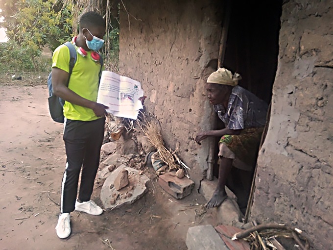 Un joven voluntario lleva a las calles el mensaje sobre la malaria, en gráficos y folletos. Foto de C. Salvador.
