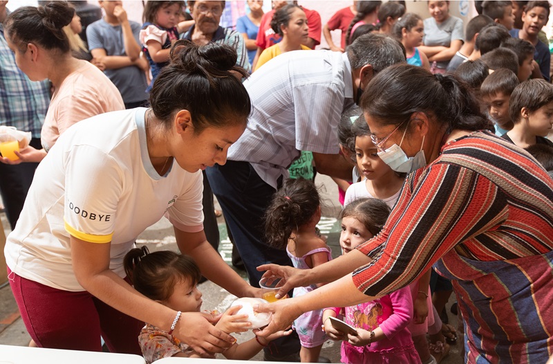 La voluntaria Maria Esther Dorame Villanueva (derecha) ayuda a servir el almuerzo en el refugio “La Posada del Migrante” ubicado en la ciudad de Mexicali, México. Villanueva miembro de la Iglesia Metodista El Divino Redentor in Mexicali. Foto de  Mike DuBose, Noticias MU.