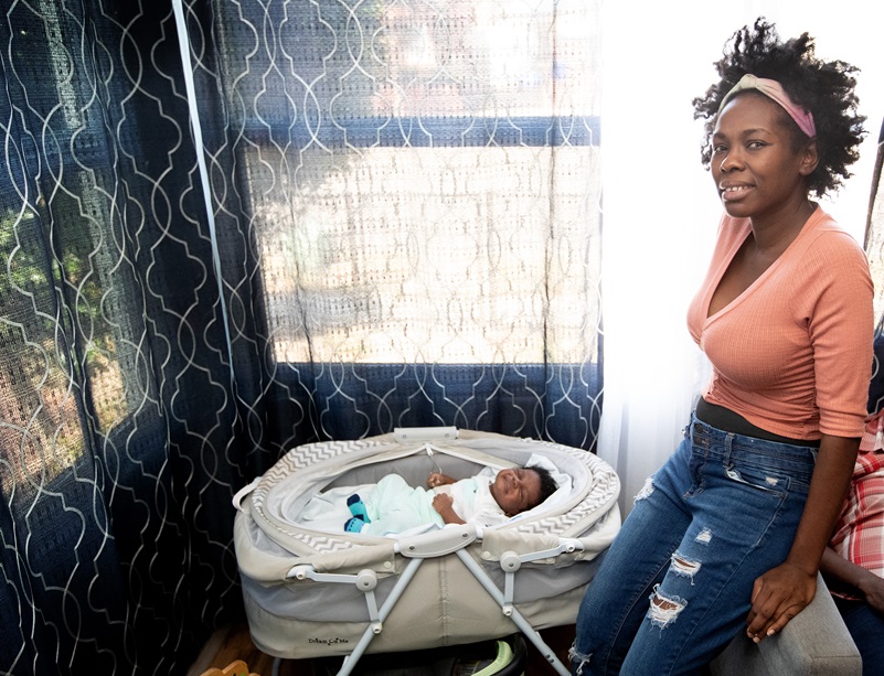 La migrante haitiana Margarete Valcin y su hijo, Dylan Barbot Valcin se refugian en el Centro Ministerial Metodista Unido Cristo en San Diego. Foto de Mike DuBose, Noticias MU.