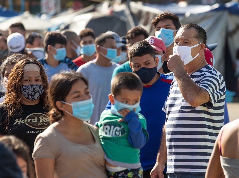 El Rev. Arturo González Sandoval (derecha) se une a voluntarios/as de la Iglesia Metodista Nuevo Pacto y la Iglesia Evangélica San Pablo en Tijuana, México, para organizar la distribución de alimentos, ropa y suministros sanitarios para los migrantes que viven en un campamento fronterizo en Tijuana. Sandoval es superintendente del Distrito Península de la Conferencia Noroeste de la Iglesia Metodista en México A.R. y se desempeña como presidente de la Comisión Nacional de Asuntos Migratorios de la iglesia. Foto de Mike DuBose, Noticias MU.