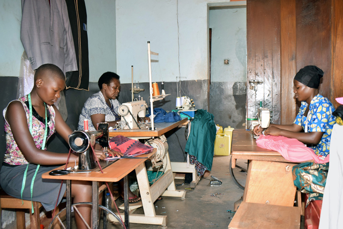 As alunas aprendem habilidades de costura e alfaiataria no Centro de Formação de Mulheres da Igreja Metodista Unida em Bugembe, Uganda. A formação se concentra em fornecer aos alunos as habilidades necessárias para trabalhar na industria têxtil. Foto de Gad Maiga, Noticias da MU. 