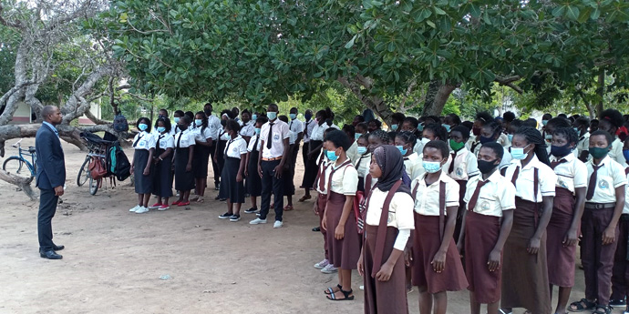 O Rev. Belmiro Jotamo fala para os alunos antes do início das aulas na Escola Secundária Bispo Henderson em Muxungue, (Sofala) em Março de 2022. Pastor e professor, o Rev. Jotamo tem servido como director da escola secundária desde a graduação na Africa University em 2019. Foto de Abílio Salvador Huo.