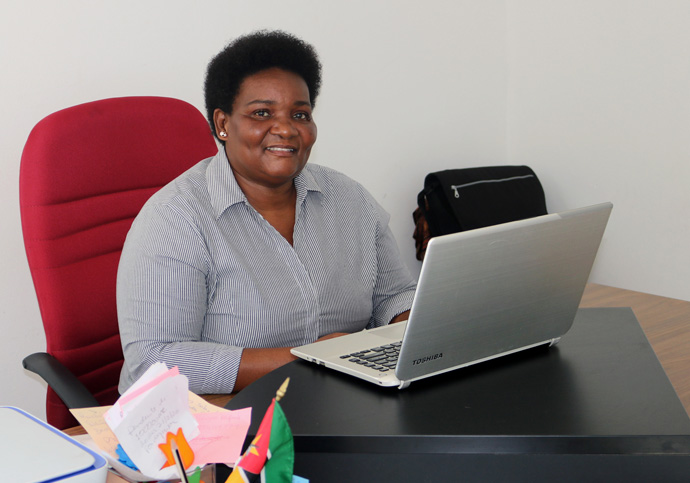 A Rev. Olga Maria Raimundo, directora da Escola Secundaria da Metodista Unida de Malhazine, Moçambique, graduou em Teologia pela Africa University em 2007 e fez mestrado em 2010. Desde 2012, Raimundo é educador na área secular e escolas da igreja e é professor visitante na Universidade Metodista Unida em Cambine. Foto de arquivo de João Filimone Sambo.