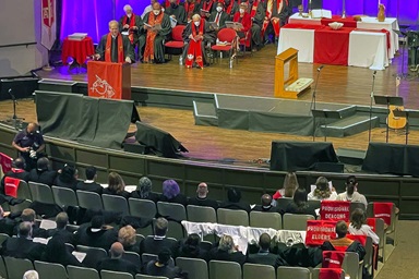 Las sillas cubiertas simbolizan que los/as candidatos/as de la Conferencia Anual de Florida para membresía provisional, un paso importante hacia la ordenación como anciano/a o diácono/a, no lograron la aprobación de la sesión del clero de la conferencia. La controvertida decisión tomada durante la reunión de la conferencia en Lakeland, Florida, ilustró la división denominacional sobre la inclusión LGBTQ. La decisión también alteró el servicio de clausura del 11 de junio, donde se comisionarían los 16. Foto de Esther Rodríguez vía Facebook. Las sillas cubiertas simbolizan que los/as candidatos/as de la Conferencia Anual de Florida para membresía provisional, un paso importante hacia la ordenación como anciano/a o diácono/a, no lograron la aprobación de la sesión del clero de la conferencia. La controvertida decisión tomada durante la reunión de la conferencia en Lakeland, Florida, ilustró la división denominacional sobre la inclusión LGBTQ. La decisión también alteró el servicio de clausura del 11 de junio, donde se comisionarían los 16. Foto de Esther Rodríguez vía Facebook.