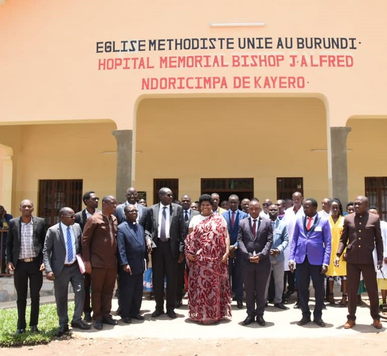 La photo de famille devant l’Hôpital Mémorial Bishop Jean Alfred Ndoricimpa. Un financement du GBGM a permis de restaurer cet hôpital qui fournira des soins vitaux à plus de 300 000 personnes dans une région mal desservie du Burundi. Photo de Ladislas Niyiragira, UM News.