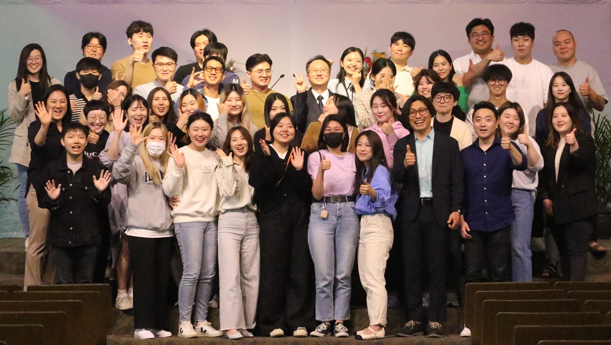 시카고한인연합감리교회의 청년부 회원들이 예배를 마치고 한자리에 모였다. 사진, 김응선 목사, 연합감리교뉴스.  시카고한인제일연합감리교회의 청년부 회원들이 예배를 마치고 한자리에 모였다. 사진, 김응선 목사, 연합감리교뉴스.