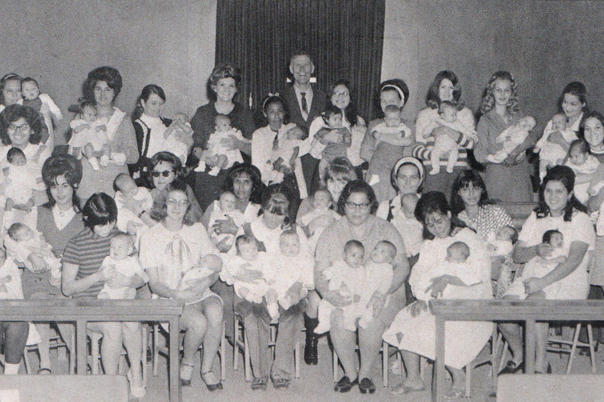 A Primeira Igreja Metodista Unida de Aransas Pass, Texas, tornou-se um hospital temporário depois que o furacão Celia atingiu a comunidade em 3 de agosto de 1970, e 85 ou 86 bebês (os relatos variam) nasceram na ala educacional da igreja. Mães com 31 desses bebês se reuniram para uma fotografia, assim como o pastor da igreja, o reverendo Milford “Zeke” Zirkel, que está atrás. Foto cedida pela Primeira Igreja Metodista Unida de Aransas Pass.