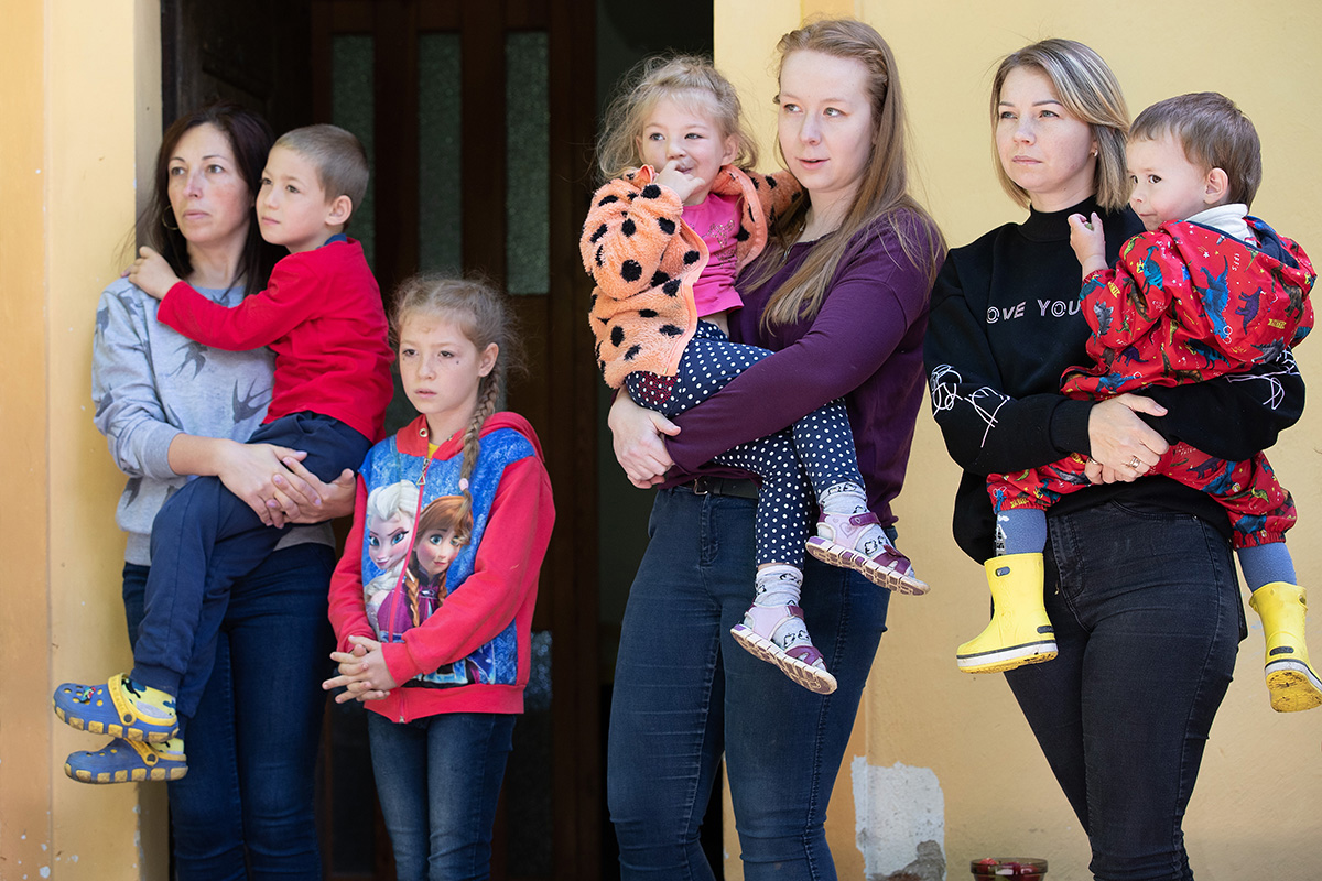 Des femmes et des enfants qui ont fui leurs maisons en Ukraine pour échapper à la guerre avec la Russie sont accueillis au camp de l’Église Méthodiste Unie de Poušť près de Bechyně, en République tchèque. Quelque 19 hôtes venus d’Ukraine y vivent. Au centre se trouve Alžběta Opočenská, un membre du personnel du camp. Photo de Mike DuBose, UM News.