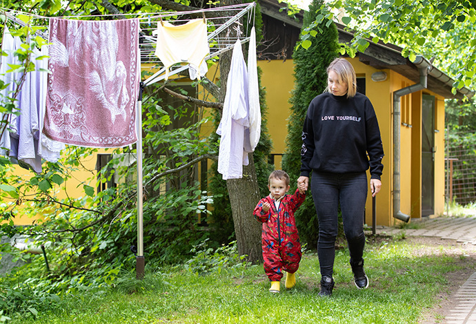 Natasha marche avec son fils, Artem, au camp de l’Église Méthodiste Unie de Poušť, où ils sont hébergés. Ils ont fui leur maison près d’Odessa, en Ukraine, pour échapper à la guerre avec la Russie.  Photo de Mike DuBose, UM News. 