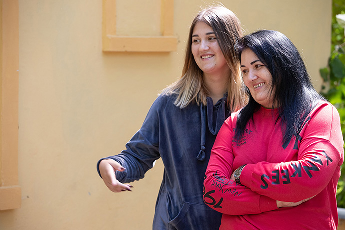 Irina (à droite) et sa fille, Nadia, ont fui leur maison près d’Odessa, en Ukraine, pour échapper à la guerre avec la Russie. Elles séjournent au camp de l’Église Méthodiste Unie de Poušť. Photo de Mike DuBose, UM News. 