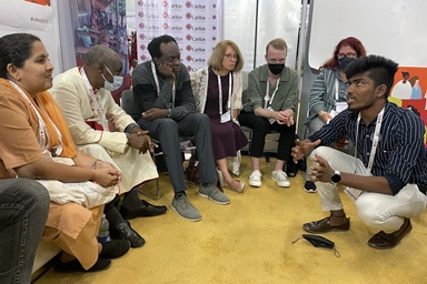 Líderes religiosos de todo o mundo discutem questões de HIV enfrentadas pelos jovens na 24ª Conferência Internacional de AIDS, de 29 de julho a 2 de agosto em Montréal. Na foto (da esquerda) Sr. Crina Cardozo, Human Touch, Goa; O Rev. Canon Gideon Byamugisha, sacerdote anglicano em Uganda; Gibstar Makangila, diretor executivo, Circle of Hope, Zâmbia; Dra. Susan Hillis, consultora técnica sênior, Iniciativas de Fé e Comunidades, Escritório do Embaixador Global da AIDS e Diplomacia em Saúde; Gareth Jones, consultor do Programa Jovem, UNAIDS; Suki Beavers, diretora de Igualdade e Direitos para Todos, UNAIDS; e um homem não identificado. Foto de Don Messer. Líderes religiosos de todo o mundo discutem questões de HIV enfrentadas pelos jovens na 24ª Conferência Internacional de AIDS, de 29 de julho a 2 de agosto em Montréal. Na foto (da esquerda) Sr. Crina Cardozo, Human Touch, Goa; O Rev. Canon Gideon Byamugisha, sacerdote anglicano em Uganda; Gibstar Makangila, diretor executivo, Circle of Hope, Zâmbia; Dra. Susan Hillis, consultora técnica sênior, Iniciativas de Fé e Comunidades, Escritório do Embaixador Global da AIDS e Diplomacia em Saúde; Gareth Jones, consultor do Programa Jovem, UNAIDS; Suki Beavers, diretora de Igualdade e Direitos para Todos, UNAIDS; e um homem não identificado. Foto de Don Messer.