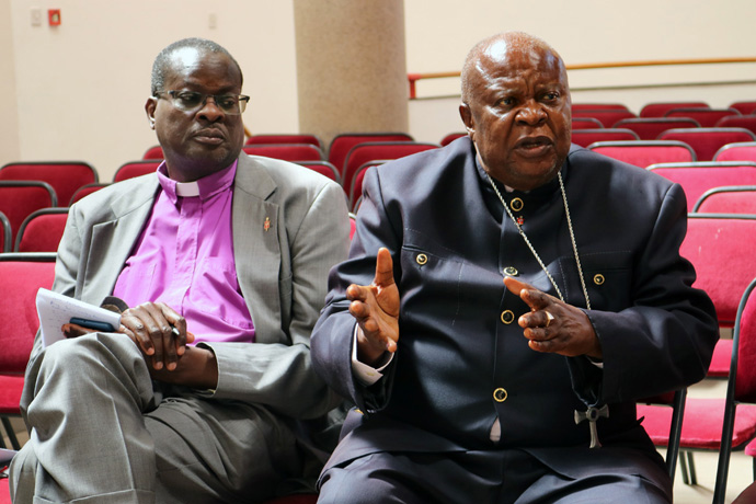 L'évêque retraité Ntambo Nkulu Ntanda (à droite), qui a dirigé la Région Episcopale du Nord Katanga, participe à une présentation sur le culte pendant que l'évêque Daniel Wandabula de la Région Episcopale d'Afrique de l'Est observe la retraite du Collège des Evêques d'Afrique qui s'est tenue du 5 au 8 septembre à Africa university à Mutare, au Zimbabwe. Les évêques ont publié une déclaration disant qu'ils "ne toléreront pas que quiconque donne de fausses informations sur l'Église Méthodiste Unie." Photo par Eveline Chikwanah, UM News.
