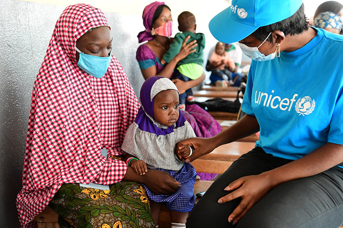 A UNICEF staff member talks with a mother in the Regional Hospital of Bertoua, Cameroon. UNICEF works with the Cameroon government to provide vaccines as well as comprehensive health care for children. Love Beyond Borders is a Cathedral of the Rockies/First United Methodist Church of Boise, Idaho, campaign to support UNICEF in providing COVID vaccine equity internationally. Photo courtesy of UNICEF.