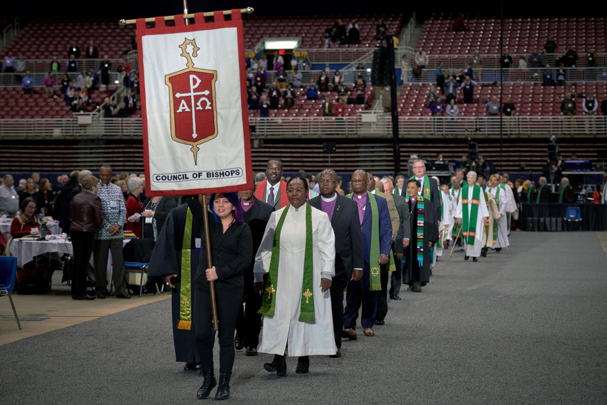 En la imagen de archivo los/as obispos/as participan del culto inaugural de la sesión especial de la Conferencia General de 2019 celebrada en San Luis, estado de Misuri. En medio de las crecientes desafiliaciones de congregaciones locales, los/as obispos/as se pronuncian para clarificar la información falsa que, según dicen, se está difundiendo sobre el futuro de La Iglesia Metodista Unida. Foto de archivo de Paul Jeffrey, Noticias MU. 