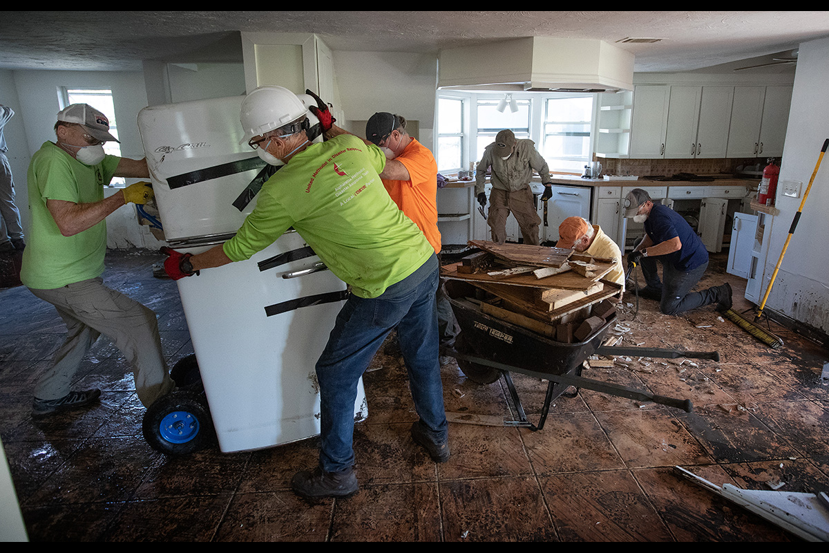Miembros de un equipo de voluntarios/as de la Conferencia Anual del Norte de Georgia limpian una casa que fue inundada por el Huracán Ian en Fort Myers, Florida. Foto Mike DuBose, Noticias MU.