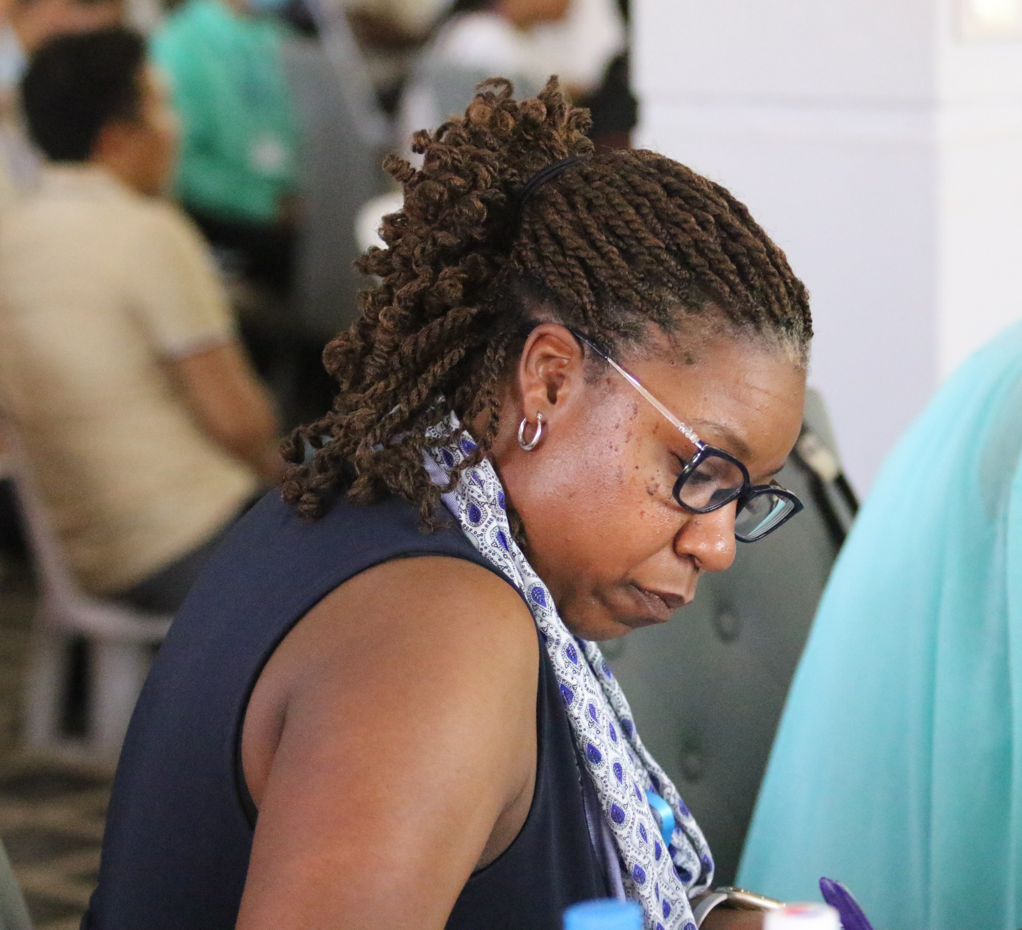 연차대회에 참석한 텍사스 연회의 사우스지역 감리사인 RMW 목사가 둘째 날 강의를 들으며, 강의 내용을 메모하고 있다. 사진 제공, 김응선 목사, 연합감리교뉴스.