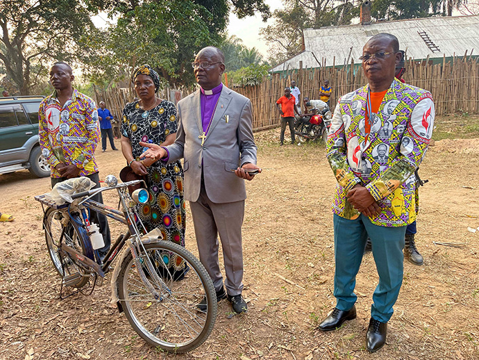 United Methodist Bishop Gabriel Yemba Unda (center) addresses pastors in Tunda during a ceremony to give them bicycles and Bibles. At right is Chief Prosper Tunda Kasongo Lukali, traditional chief of the Tunda-Dikungu village. Photo by Chadrack Londe, UM News.