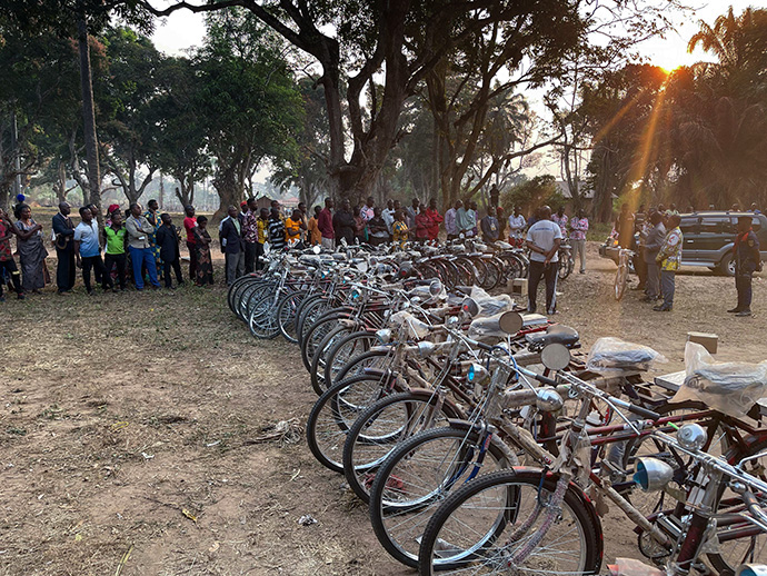 Les bicyclettes sont le principal moyen de transport dans les zones rurales du Congo. Photo de Chadrack Londe, UM News.