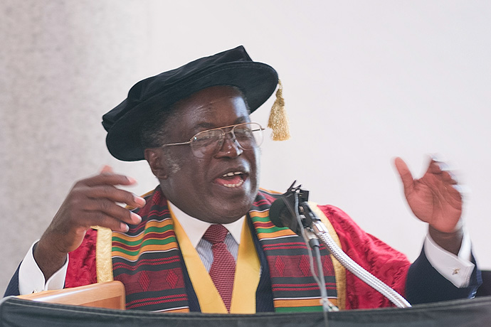 Le Vice-chancelier de Africa University, Rukudzo J. Murapa, dirige les célébrants en chantant « Joyeux anniversaire » à l’école lors de ses observations du 10ème  anniversaire à Mutare, au Zimbabwe, en 2002. Murapa, deuxième vice-chancelier de l’Africa University, est décédé le 27 octobre. Il avait 82 ans. Photo d’archive par Mike DuBose, UM News.