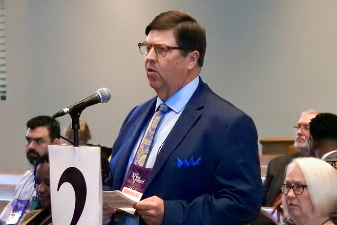 O Rev. Stan Copeland fala em 3 de novembro na Conferência Jurisdicional South Central em Houston. Copeland criticou em um discurso três bispos Metodistas Unidos por serem pró-Igreja Metodista Global. 